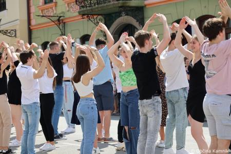 Kamnik danes v znamenju maturantske četvorke, v kateri je zaplesalo preko 200 maturantk in maturantov (96)